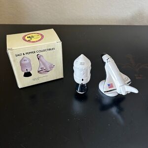 Space Capsule & Shuttle, USA. Salt & Pepper Shakers. Vintage. NWT
